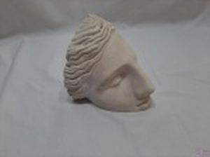 Escultura de face em resina patinada de branco. Medindo 17cm de altura.