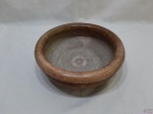 Fruteira centro de mesa em pedra sabão. Medindo 27cm de diâmetro x 9cm de altura. Com bicados na borda.