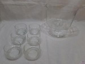 Taça de servir sobremesa com 6 cumbucas em vidro incolor. Medindo a taça de servir 21cm de diâmetro x 21cm de altura e as cumbucas 9,5cm de diâmetro x 6cm de altura.