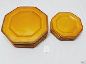 Jogo de 12 pratos facetados em porcelana Weiss marrom. Sendo 6 rasos e 6 de sobremesa. Com leves falhas no esmalte.