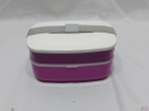 Marmiteira dupla em plástico duro. Medindo a marmita maior 18cm x 11,5cm x 5cm de altura e a menor 17,5cm x 10,5cm x 3,5cm de altura.