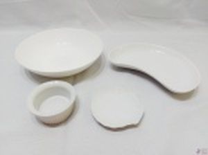 Lote composto de prato fundo, petisqueira meia lua, pequena molheira e pequena petisqueira em porcelana branca. Medindo o prato 20cm de diâmetro x 5cm de altura.