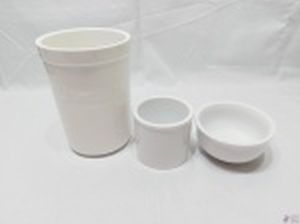 Lote composto de 3 recipientes em porcelana branca. Medindo o maior 12,5cm de diâmetro x 18cm de altura.