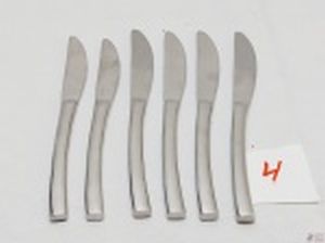 Jogo de 4 facas de mesa e 2 facas de sobremesa em aço inox. Medindo 22,5cm de comprimento.