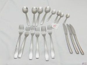 Jogo de 17 talheres em aço inox Wolff. Composto de 4 garfos de mesa, 4 colheres de sopa, 2 garfos de sobremesa, 2 garfos de sobremesa, 3 facas de sobremesa, 2 colheres de chá e 2 colheres de café.