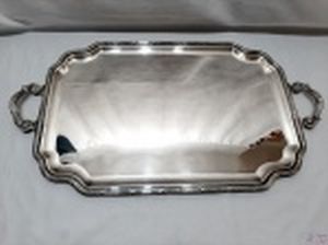 Bandeja para banquete retangular em prata 90 Wolff, modelo X. Medindo 77cm alça alça x 55cm de largura.
