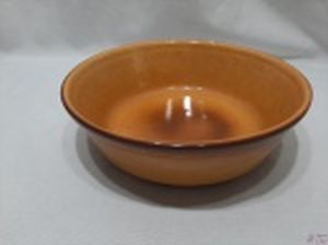 Travessa redonda funda em cerâmica vitrificada. Medindo 26,5cm de diâmetro de boca x 8cm de altura.