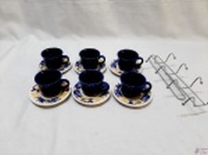 Jogo de 6 xícaras de café em cerâmica com pintura azul cobalto vitrificada, acompanha suporte em aço inox.