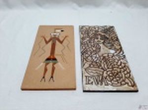 Lote de 2 placas decorativas em cerâmica com pinturas africanas. Medindo 31cm de altura.
