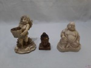 Lote composto de imagem de Buda sentado, cabeça de Buda e Anjo com cesto, peças em resina. Medindo o anjo 13cm de altura,