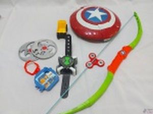 Lote de brinquedos diversos, composto de escudo do Capitão América, Arco, etc. Medindo o escudo 25,5cm de diâmetro.