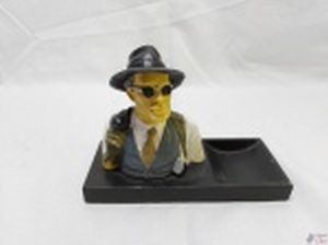 Porta cartões com agente em resina. Medindo 20cm x 9cm x 13,5cm de altura.