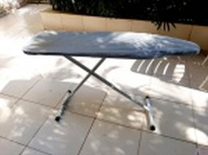 Tábua de passar roupa regulável em aço da Lenox. Medindo 125cm de comprimento x 85cm de altura máxima x 48cm de altura mínima