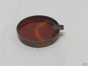 Cinzeiro redondo com fundo em lâmina de pedra ágata e borda em prata de lei 925. Medindo 7,5cm de diâmetro x 1,7cm de altura.