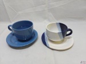 Lote de 2 xícaras de consume em porcelana. Medindo a azul 12,5cm de diâmetro x 9,5cm de altura.