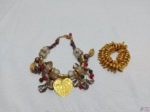 Lote de colar com cordas e pedras e pulseira com corações. Medindo o colar 40cm de comprimento aberto.
