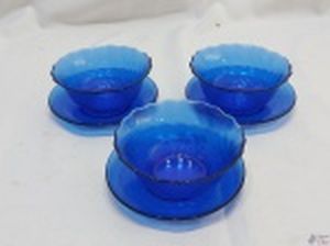 jogo de 3 cumbucas com pires em vidro Arcoroc Frances azul cobalto. Medindo as cumbucas 12cm de diâmetro x 5cm de altura. .