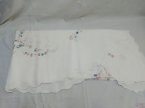 Toalha de mesa retangular em linho com bordado de flores. Medindo 170cm x 150cm.
