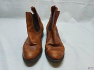 Bota feminina em couro da marca XTI com salto de 5cm, tamanho 37.