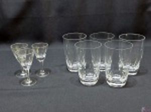 Jogo de 3 taças de licor e 5 copos em cristal lapidação dedão com pé facetado. Medindo os copos 12cm de altura.