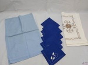 Lote de paninhos de cozinha. Composto por caminhos de mesa, guardanapos de tecido e toalha de mesa.  Medindo a toalha 94cm x 63cm.