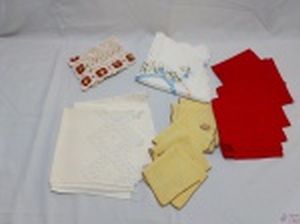 Lote de paninhos de cozinha. Composto por caminhos de mesa, panos de prato, etc. Medindo o caminho de mesa 83cm x 39cm. Apresenta marcas de guardado.