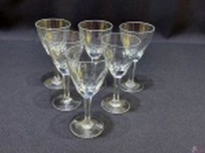 Jogo de 6 taças de vinho branco em cristal lapidação dedão com pé facetado. Medindo 14cm de altura.