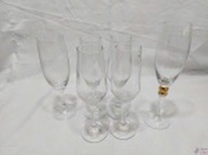Lote composto de 6 taças flutes em vidro e cristal, modelos diversos. Medindo a maior 23,5cm de altura.