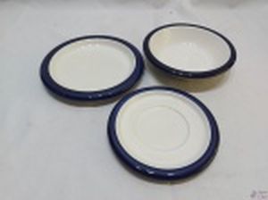 Lote de 3 peças em porcelana com barra azul. Sendo um prato de sobremesa, um pires de chá e uma cumbuca. Medindo a cumbuca 18cm de diâmetro x 5cm de altura.