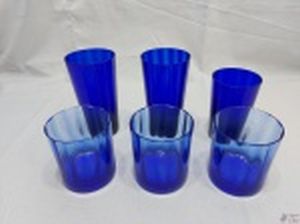 Lote de 6 copos diversos em cristal azul cobalto canelado. Sendo 2 longos, 1 de suco e 3 de whisky. Medindo os longos 14cm de altura.