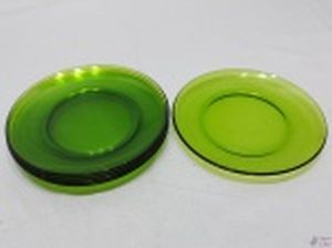 Jogo de 5 pratos de bolo em vidro verde da Duralex. Medindo 19cm de diâmetro.