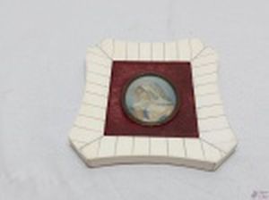 Imagem de Nossa Senhora com moldura em celulose. Medindo a moldura 15,5cm x 14cm.