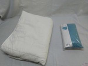 Lote de 2 lençóis em malha, sendo um com 80x130cm e um com 80x160cm e 1 protetor de cama de solteiro. Peças da loja Ikea.