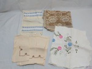 Lote de paninhos de cozinha. Composto por caminhos de mesa, guardanapos de tecido, etc. Medindo o caminho de mesa 110cm x 40cm. Apresenta marcas de guardado.
