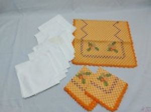 Lote de paninhos de cozinha. Composto por caminhos de mesa, guardanapos de tecido, etc. Medindo o caminho de mesa 66cm x 35cm. Apresenta marcas de guardado.