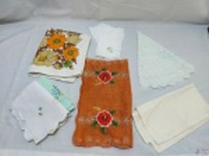 Lote de paninhos de cozinha. Composto por caminhos de mesa, guardanapos de tecido, panos de prato, etc. Medindo o caminho de mesa 86cm x 38cm. Apresenta marcas de guardado.