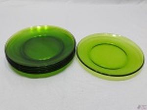 Jogo de 6 pratos de bolo em vidro verde da Duralex. Medindo 19cm de diâmetro.