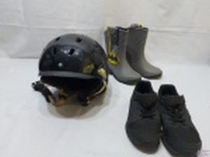 Lote diverso, composto de capacete de proteção para esportes, galocha do Batman tamanho 25/26 e tênis da Nike original tamanho 30.