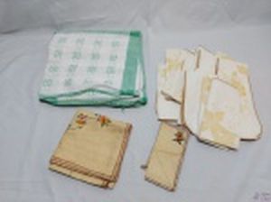 Lote de paninhos de cozinha. Composto por 1 caminhos de mesa, 12 guardanapos de tecido e 1 toalha de mesa. Medindo a toalha 130cm x 130cm.