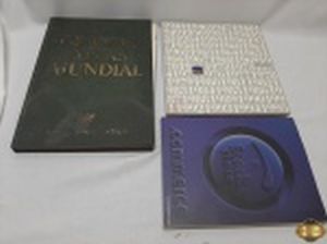 Lote de 3 livros diversos, sendo ".Commerce", "Itaú 50 anos" e "Grandes Atlas Mundial".