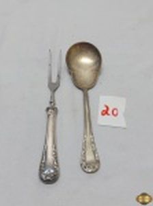 Colher de arroz e garfo trinchante em prata Meridional EPNS 100. Medindo o garfo 23cm de comprimento. Necessitam de limpeza.
