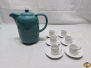 Lote de grande bule em porcelana verde com 6 xícaras de café 2 goles em porcelana branca. Medindo o bule 21cm de altura.