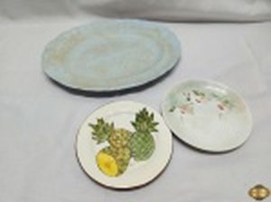 Lote de travessa oval rasa e 2 pratos de sobremesa em porcelanas diversas. Medindo a travessa 36cm x 28,5cm.