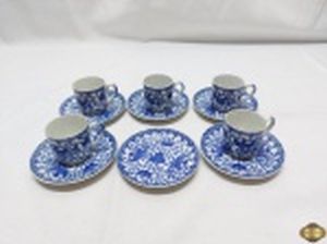 Jogo de 5 xícaras de café em porcelana casca de ovo oriental azul e branca. Medindo a xícara 4,5cm de diâmetro x 4,5cm de altura.