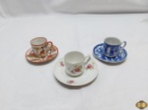 Lote de 3 xícaras de café para colecionador em porcelana diversa.
