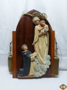 Imagem de Nossa Senhora e Santo Antonio em terracota com policromia e painel em madeira. Medindo 55cm de altura x 35cm de largura.