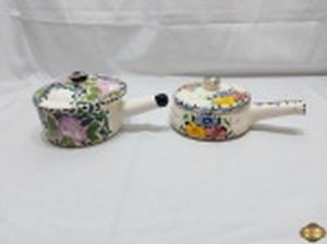 Lote de 2 panelas decorativas em cerâmica pintada à mão. Medindo a maior 15cm de diâmetro x 7,5cm de altura.