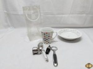 Lote diverso, composto de prato fundo em porcelana Noritake com leve bicado, caneca em porcelana, rolha para garrafa, coador de chá, etc. Medindo a bolsa para gelo 11cm x 11cm x 25cm de altura.