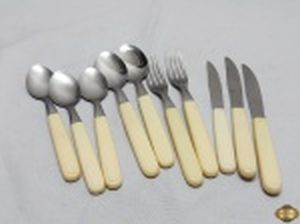 Lote composto de 10 talheres em aço inox Tramontina com pega em resina, composto de 2 garfos de mesa, 2 facas de mesa, 2 colheres de sopa, 1 faca de sobremesa e 3 colheres de sobremesa.