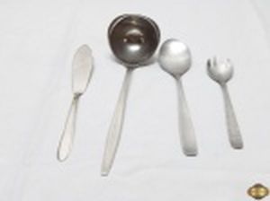 Lote de 4 talheres de servir em aço inox, composto de concha de feijão, colher de servir, garfo de salada e faca de peixe/espátula.